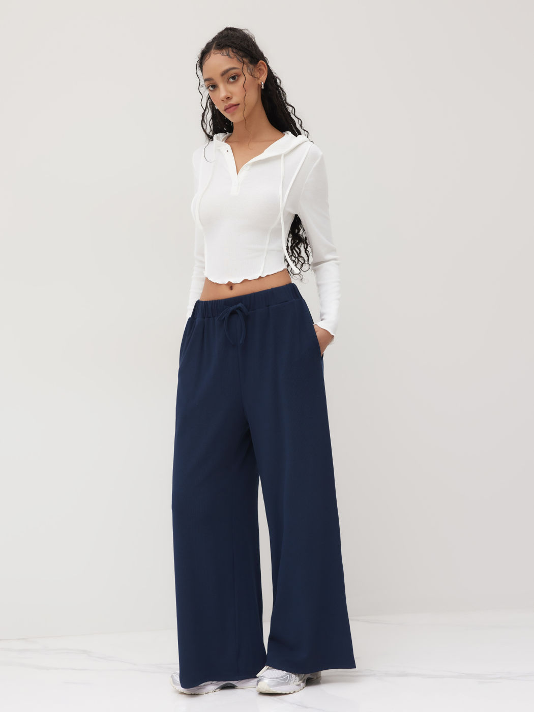 Top solido con cappuccio e set di pantaloni a gamba larga con tasca a vita media