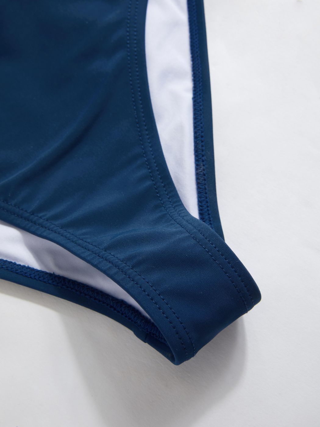 Formgebendes Badeanzug mit U-Hals und Criss Cross