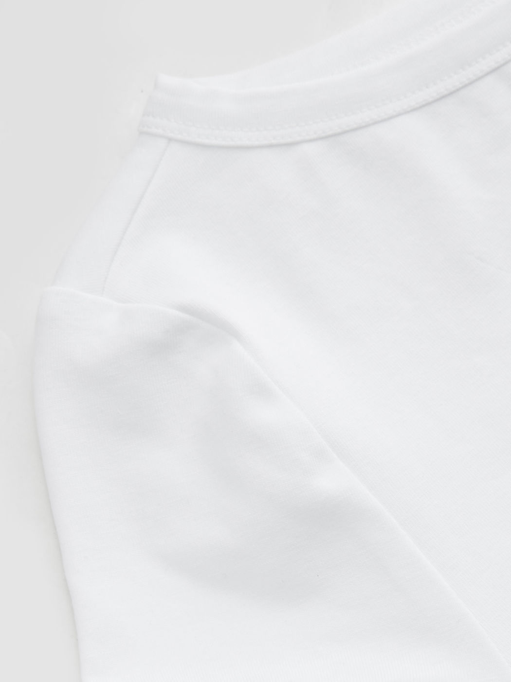 T-shirt con scollo a barca in misto cotone e top a fascia con nodi increspati