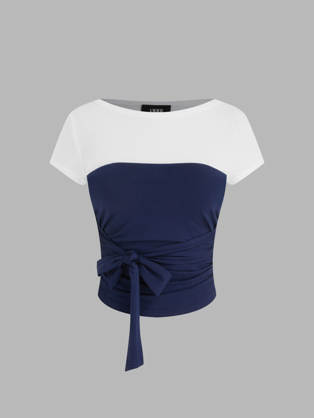 T-shirt con scollo a barca in misto cotone e top a fascia con nodi increspati