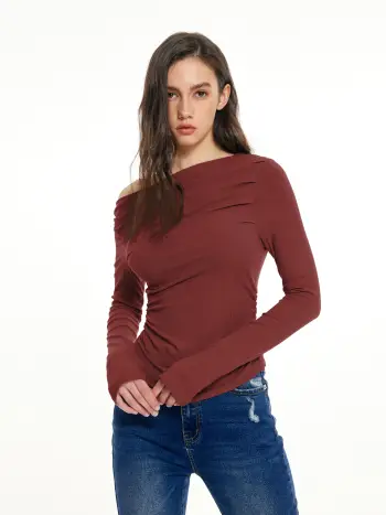 Top a maniche lunghe con collo asimmetrico solido