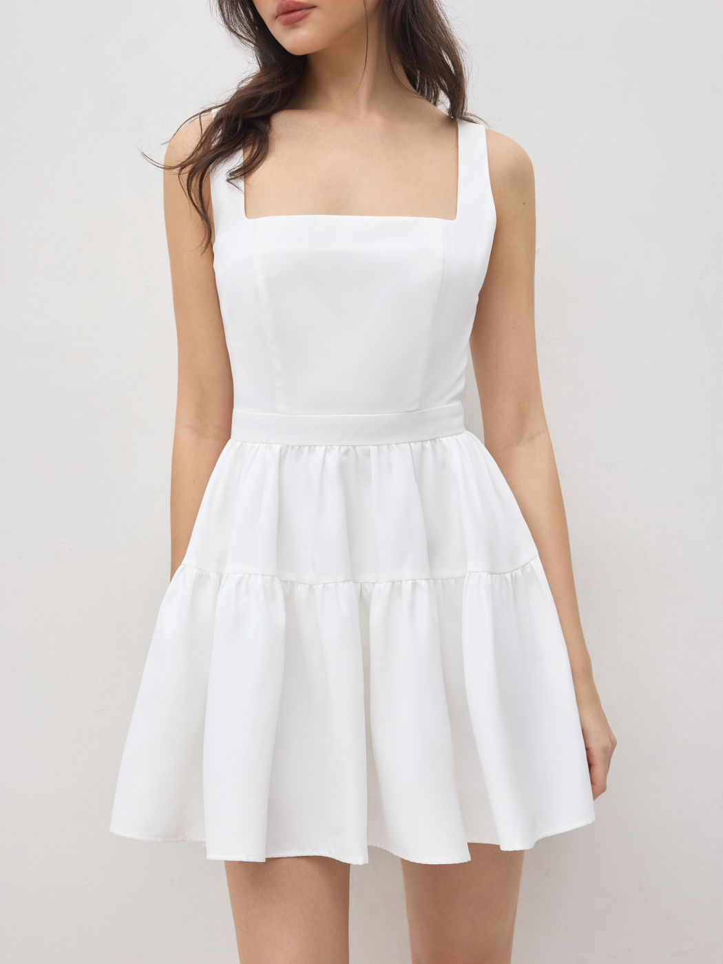 Mini-Kleid mit quadratischem Halsrand und Rüschen