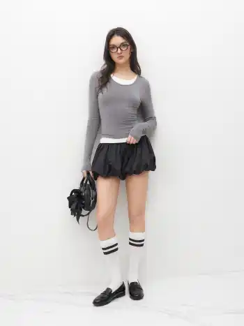Rundhalsiges Zweifarben-Langarmshirt