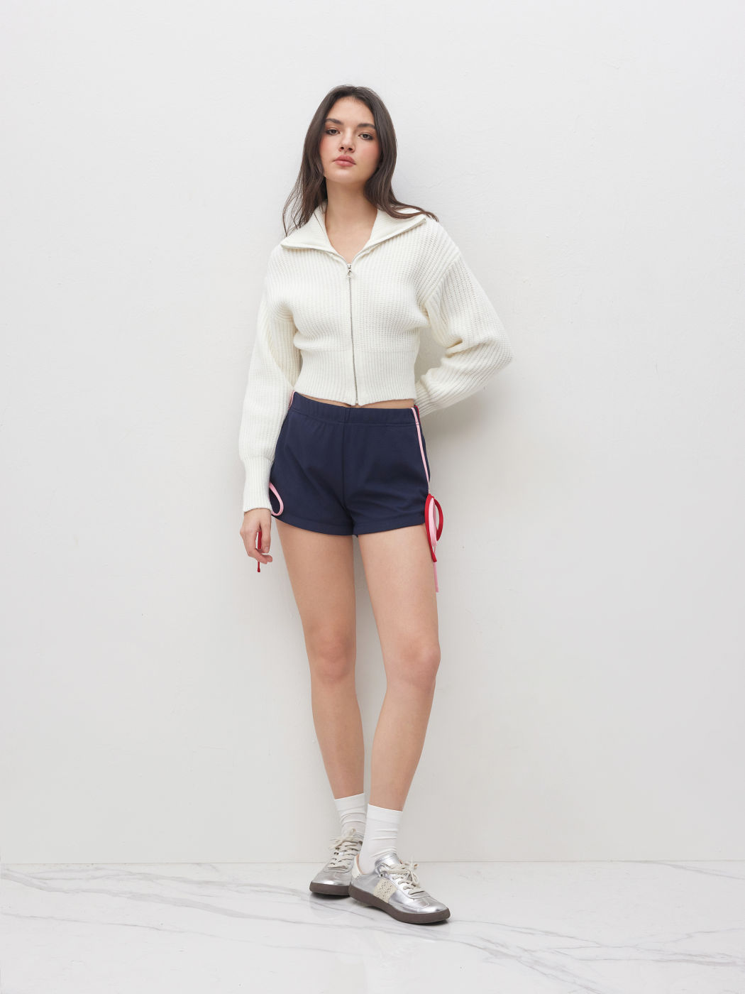 Low-Rise Shorts mit Seitenstreifen und Knoten