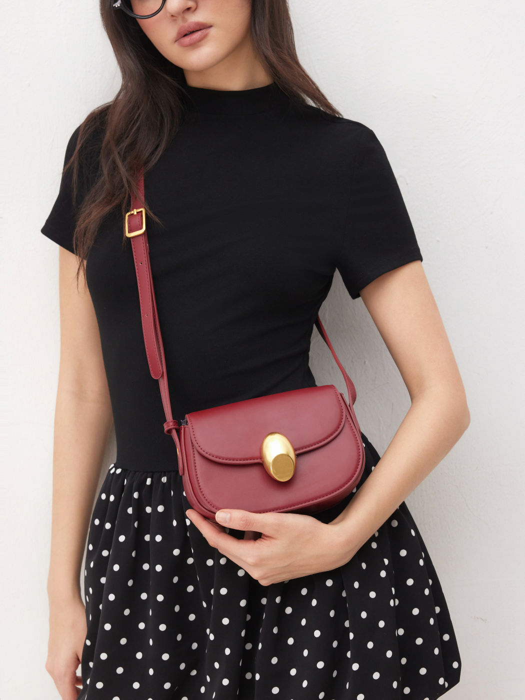 EGG CLOSURE FLAP CROSSBODY BAG