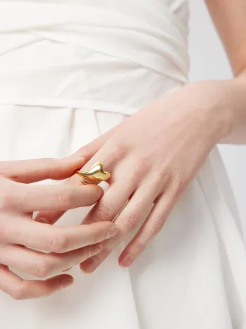 18K-GOLDPLATTIERTES OFFENES STAHLRING MIT HERZ-MOTIV