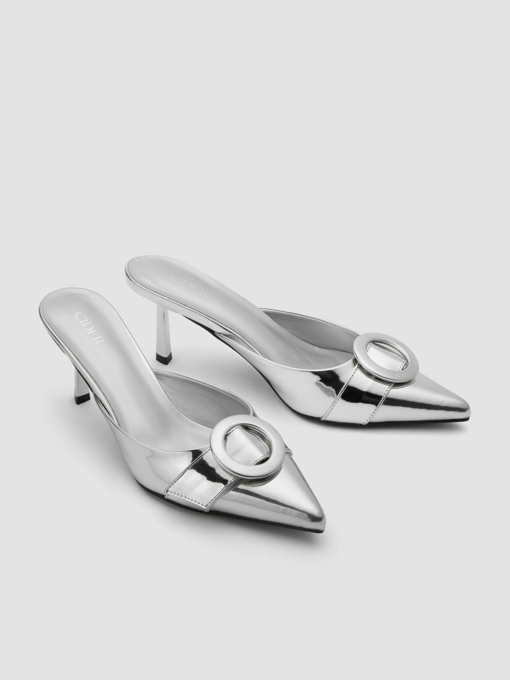 Mules con tacco in vernice sintetica con punta e fibbia decorative