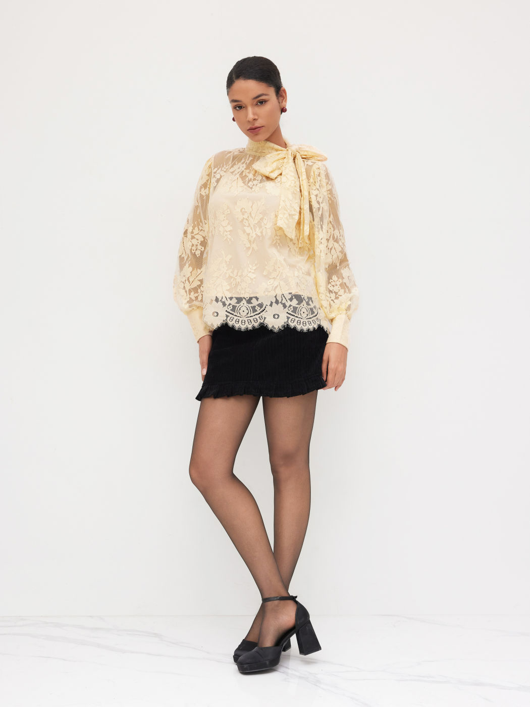 Spitzenbluse mit Blumenmuster & Cami Top