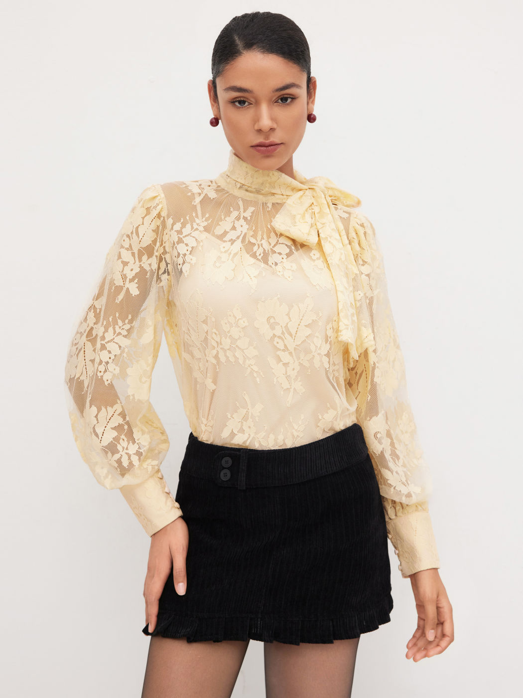 Spitzenbluse mit Blumenmuster & Cami Top