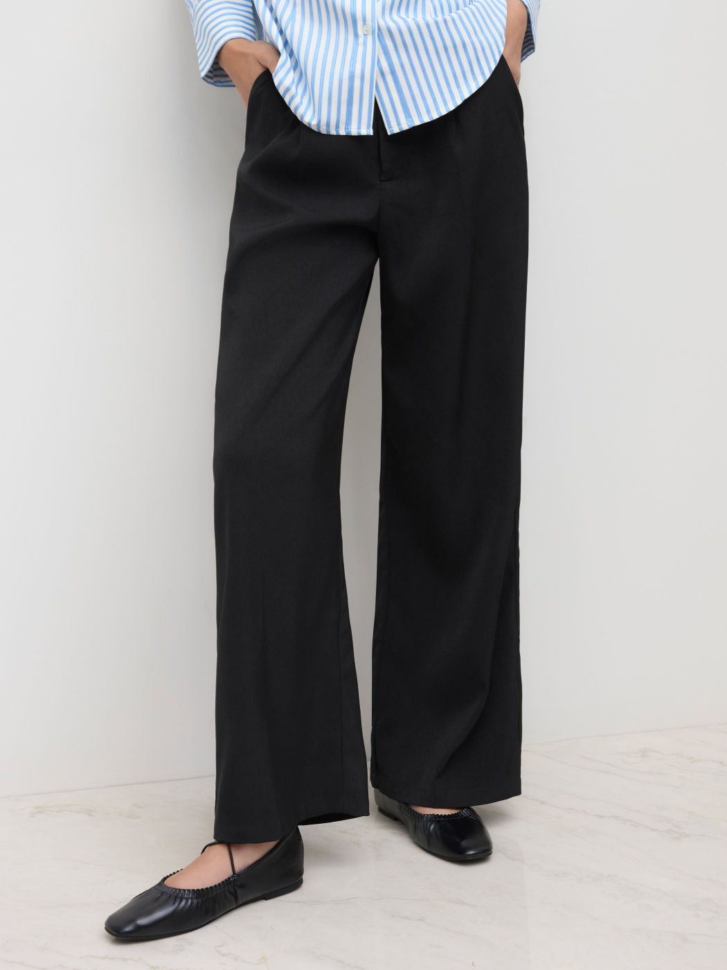 Mid Rise Solid Pocket Straight Leg Trousers