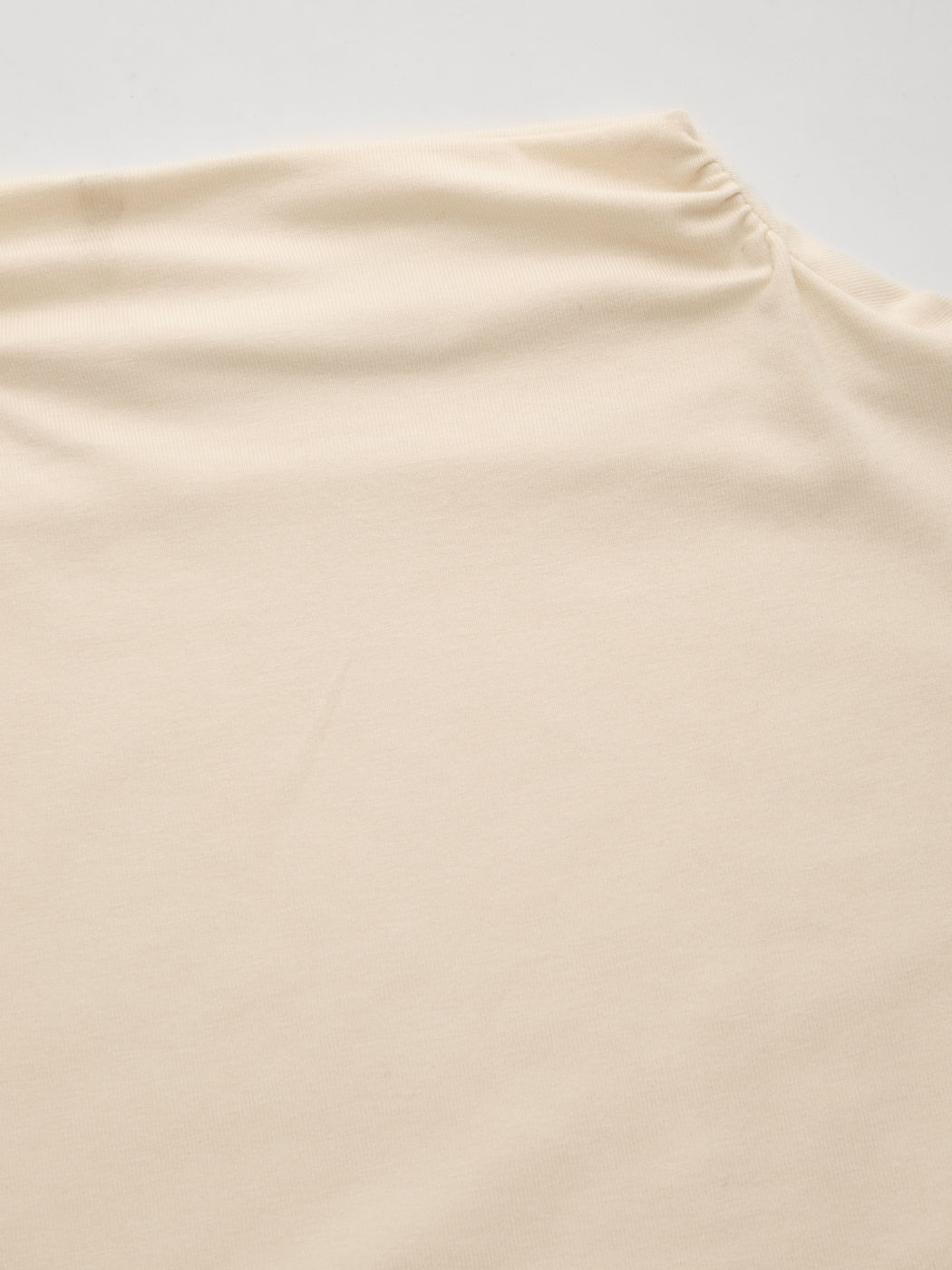 Top a maniche lunghe con colletto rialzato e annodato arricciato