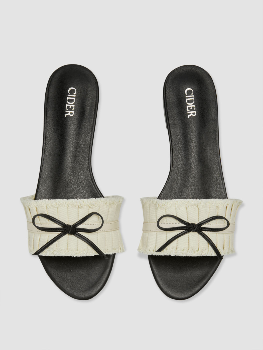 Slipper mit Schleife, Plissee und rohem Rand, niedriger Absatz