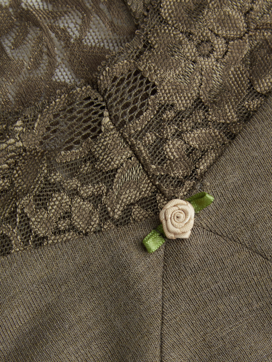 U-neckline Ruched Lace Patched Top