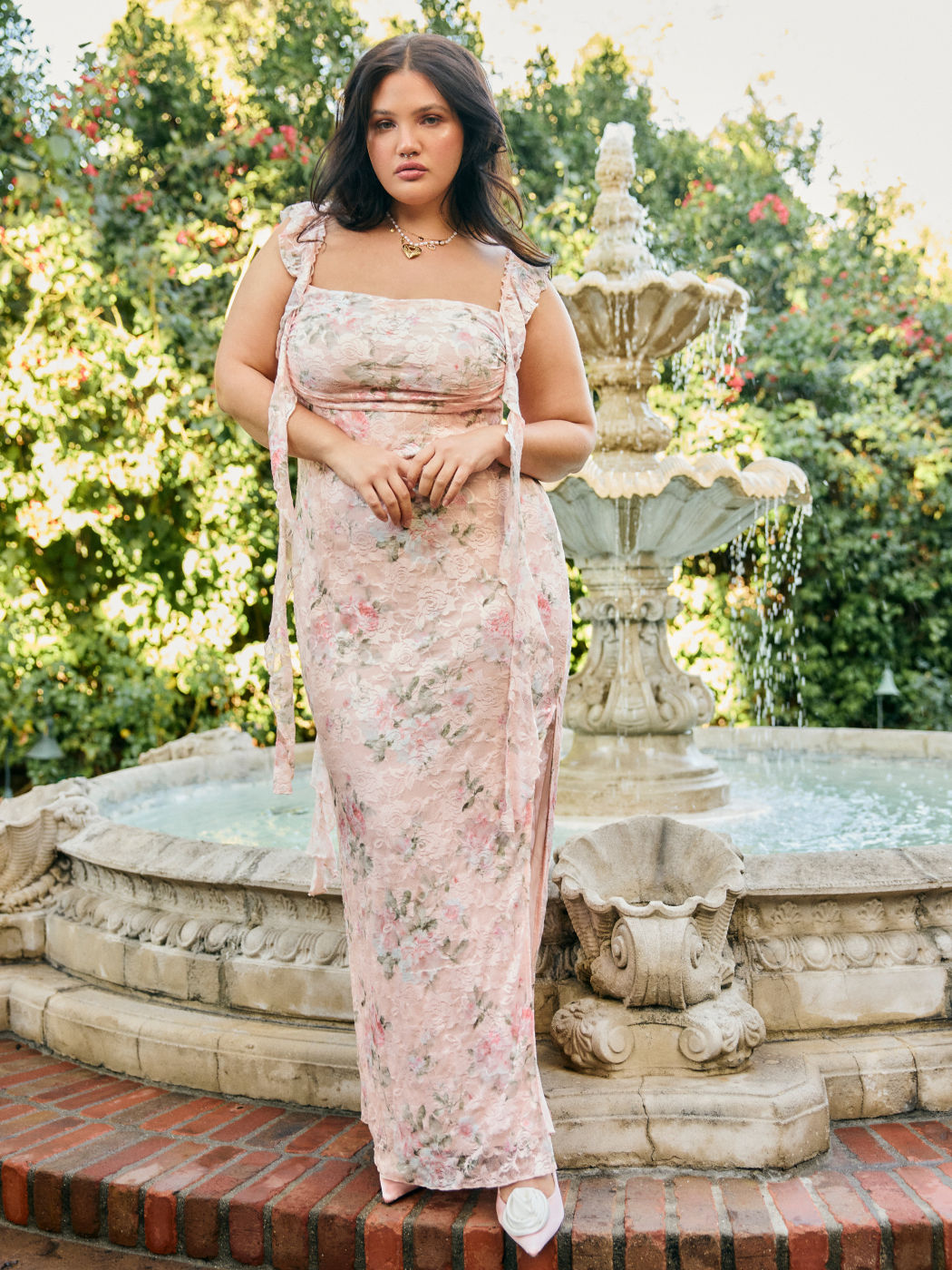 Spitzenblumen Maxikleid mit Spitzenrand und Schlitz Kurve & Plus