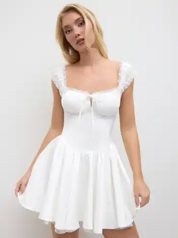 Süßer Mini-Kleid mit Kopfschnitt, Salatrand, Rüschen und Knoten