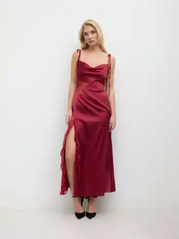 Maxi abito in raso con scollo a cappuccio e spacco in pizzo con orlo a balze