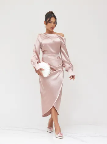 Satin Maxikleid mit asymmetrischem Hals, Rüschen und Schlitz