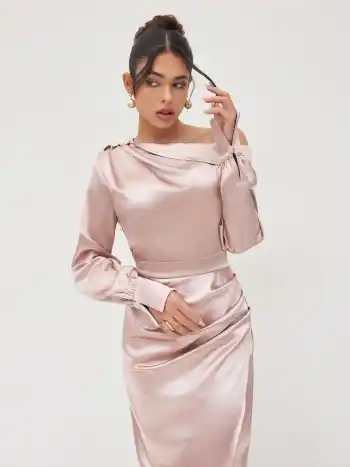 Satin Maxikleid mit asymmetrischem Hals, Rüschen und Schlitz