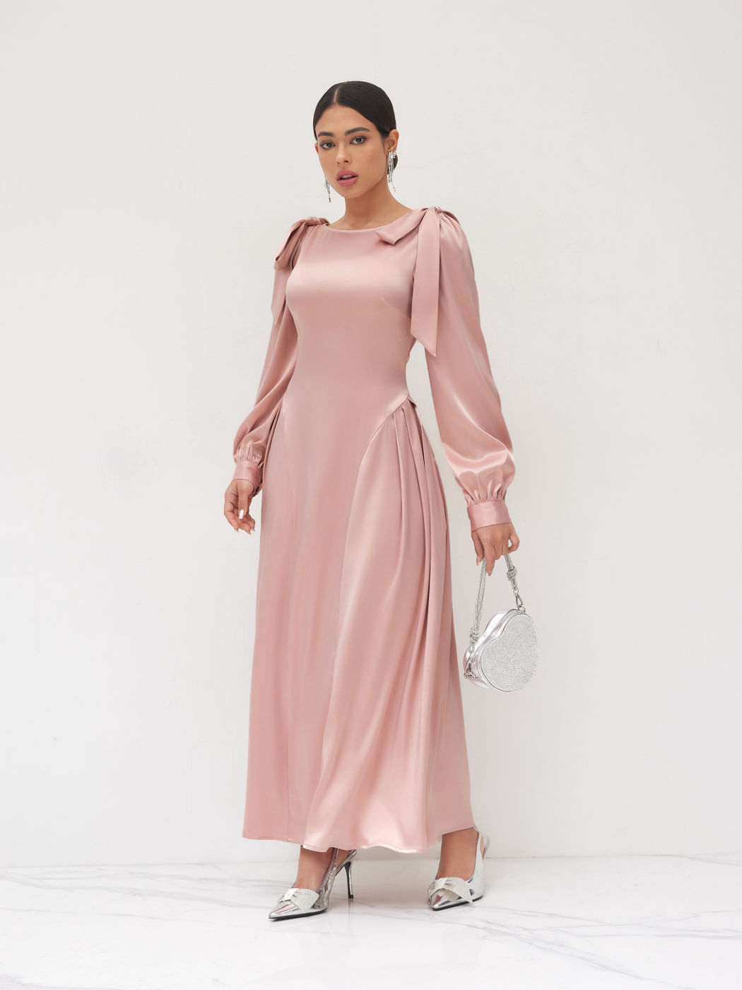 Maxikleid mit Bootshals, Schleife und Rüschen an den Ballonsärmeln