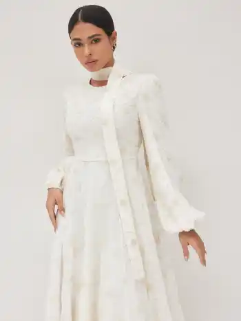 Maxikleid mit runder Ausschnitt, Häkeltechnik, Blumenmuster, Rüschen und Schal