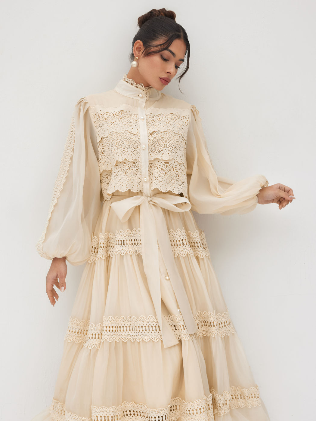Chiffon Maxikleid mit hohem Hals, Guipure-Elementen und Perlknöpfen
