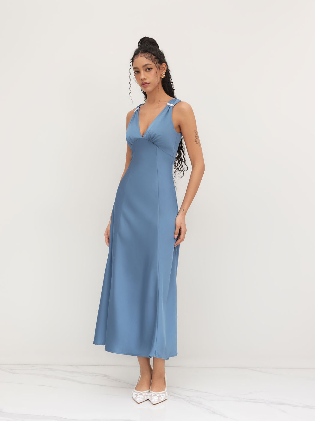 Satin-V-Ausschnitt Faux-Perle Rüschen-Rückenlos Maxikleid