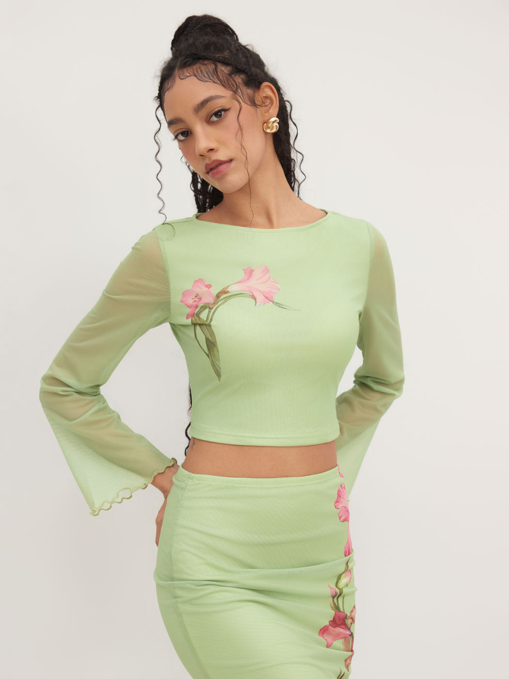 Set composto da top in rete con bordi in lattuga e maxi gonna con volant a metà altezza