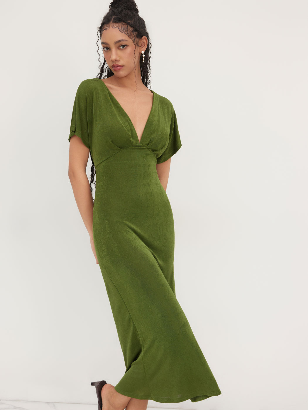 Samt-V-Ausschnitt-Rusche-Maxikleid