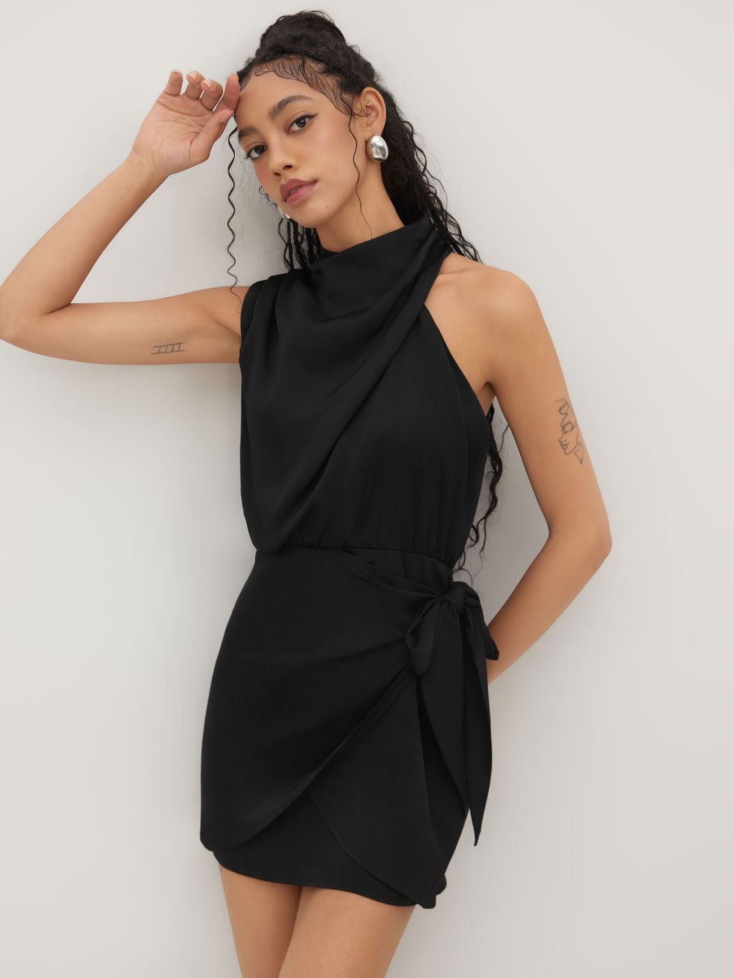 Asymmetrisches Neckholder-Kleid mit Knoten und Ruchedung