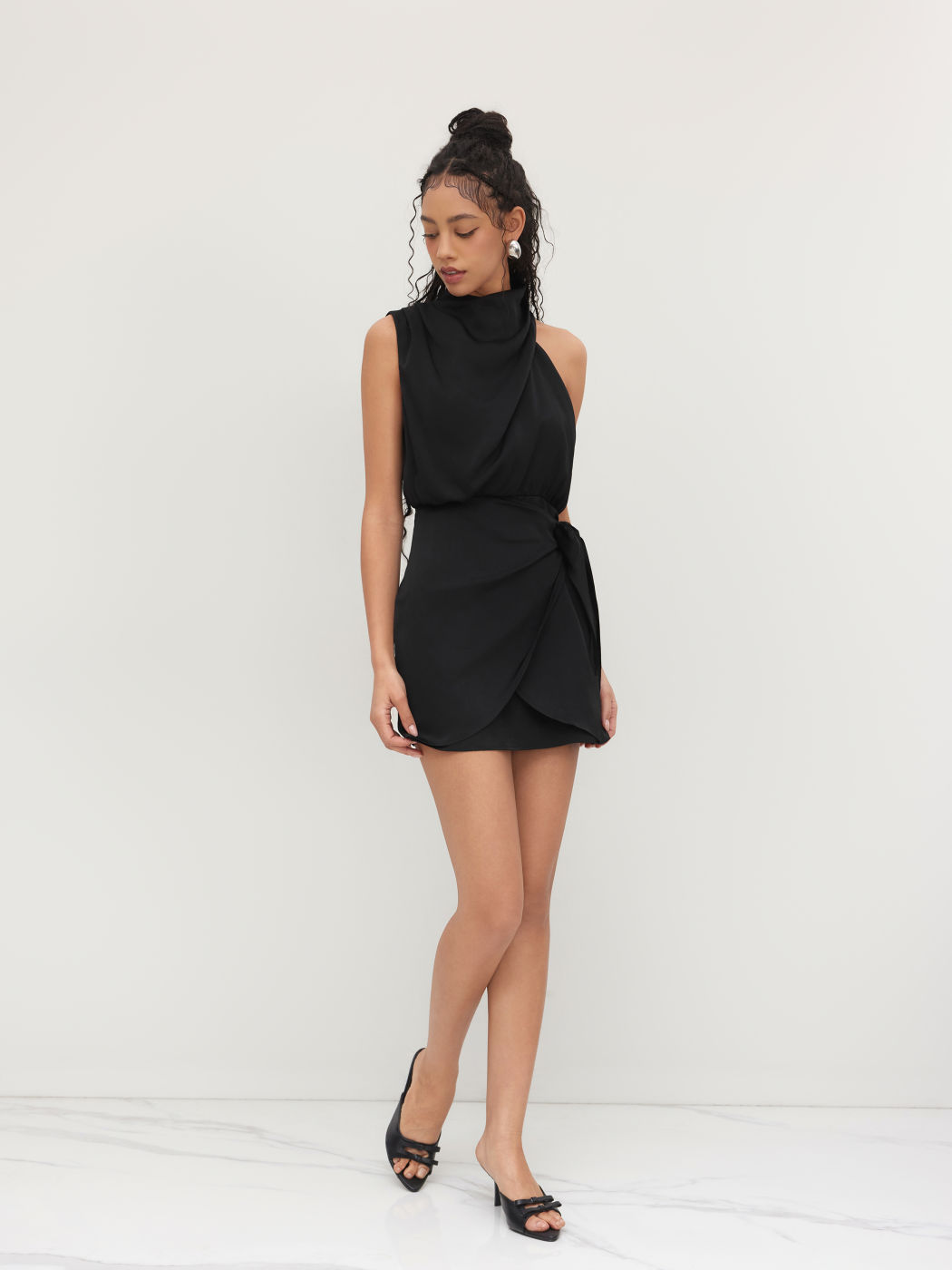 Asymmetrisches Neckholder-Kleid mit Knoten und Ruchedung