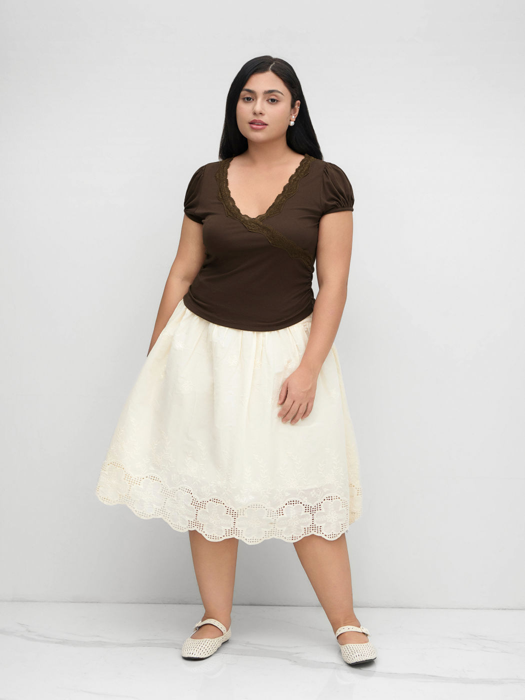 V-neck Lace Trim Ruched Sleeve Tee Curve & Plus