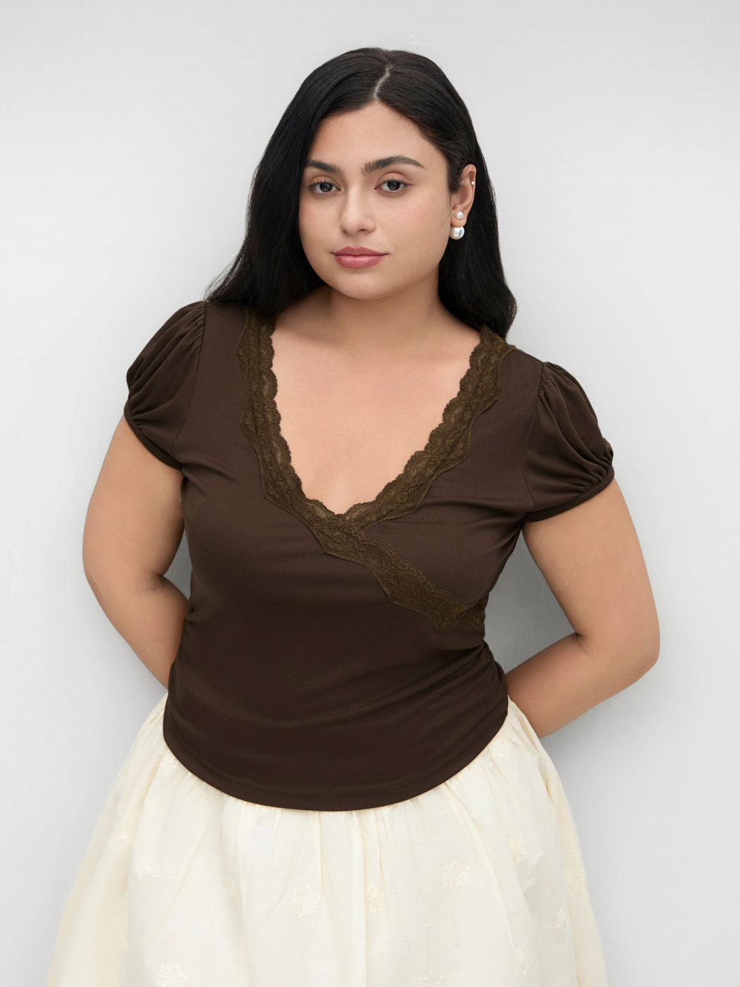 V-neck Lace Trim Ruched Sleeve Tee Curve & Plus