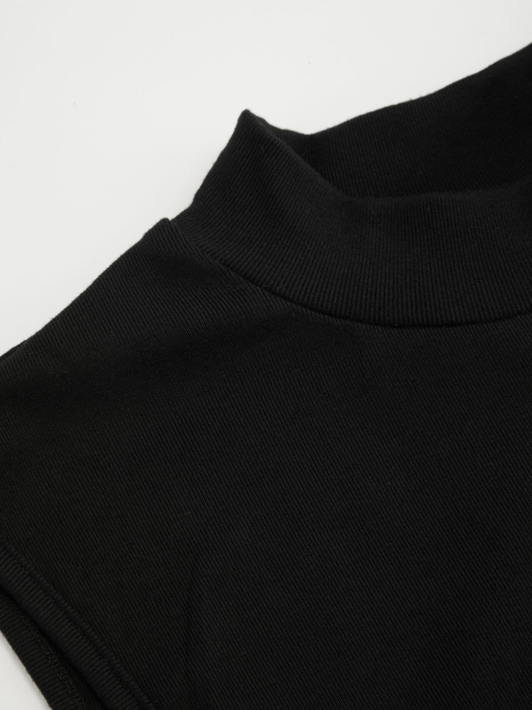 Hochkragiges, geruchertes und geknotetes Mini-Kleid