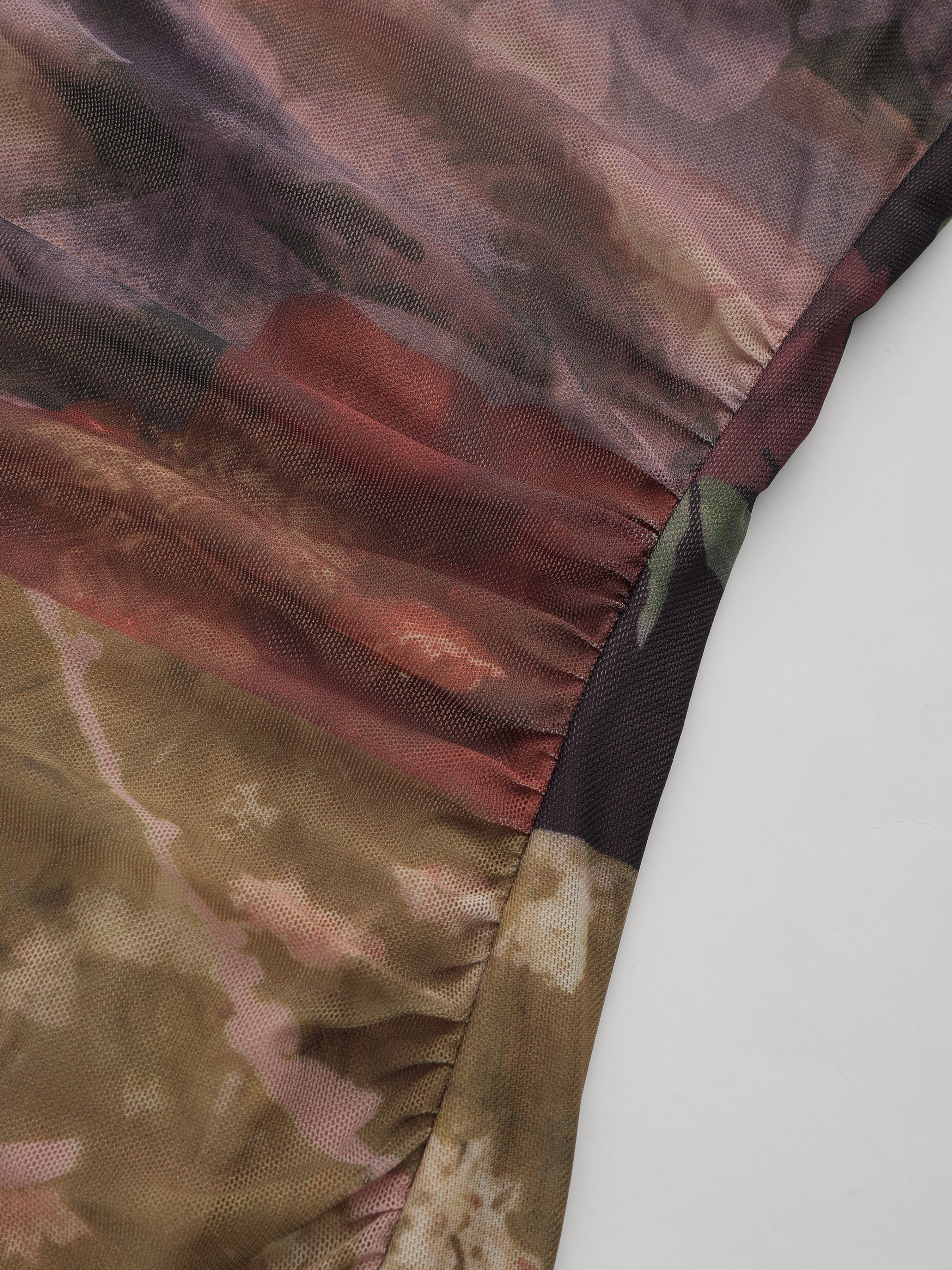 Midi-Kleid mit U-Halsausschnitt, floralen Patches, Spitzenrand und asymmetrischem Saum