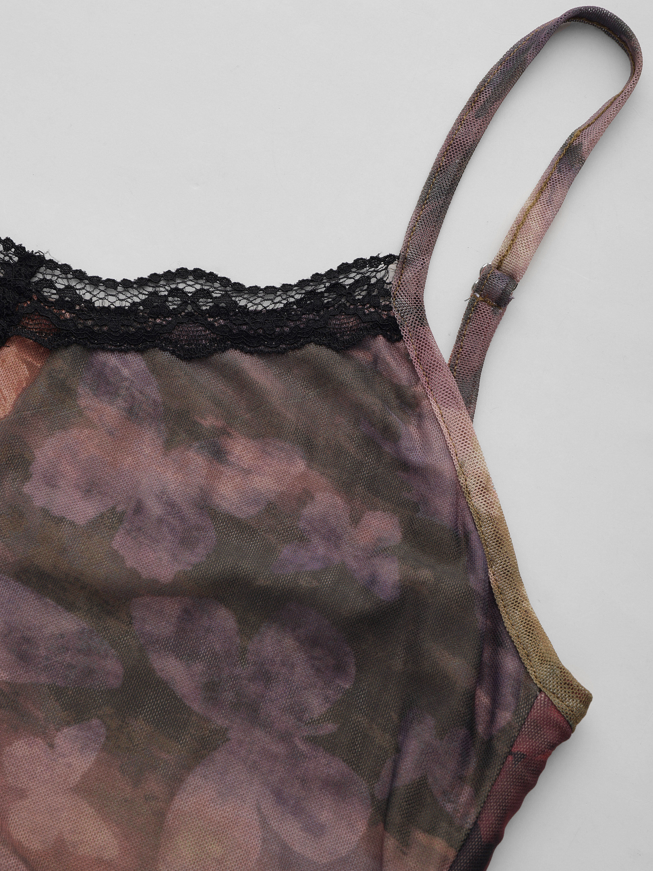 Midi-Kleid mit U-Halsausschnitt, floralen Patches, Spitzenrand und asymmetrischem Saum