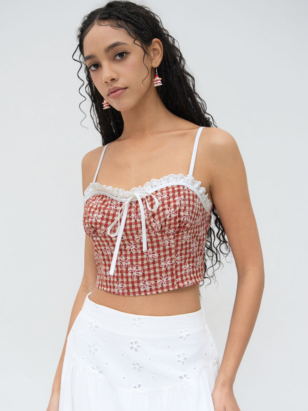 Gepunktete, floral bedruckte, mit Broderie Anglaise verzierten, geknoteten Crop Cami-Oberteil