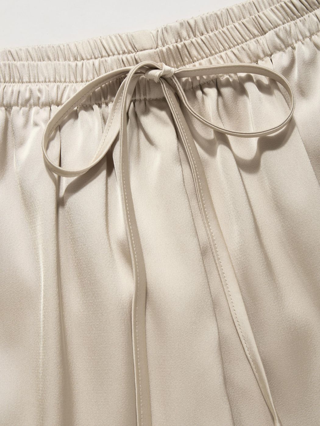 Satin-Breitbein-Hosen mit mittiger Taille, Knoten und elastischem Bund