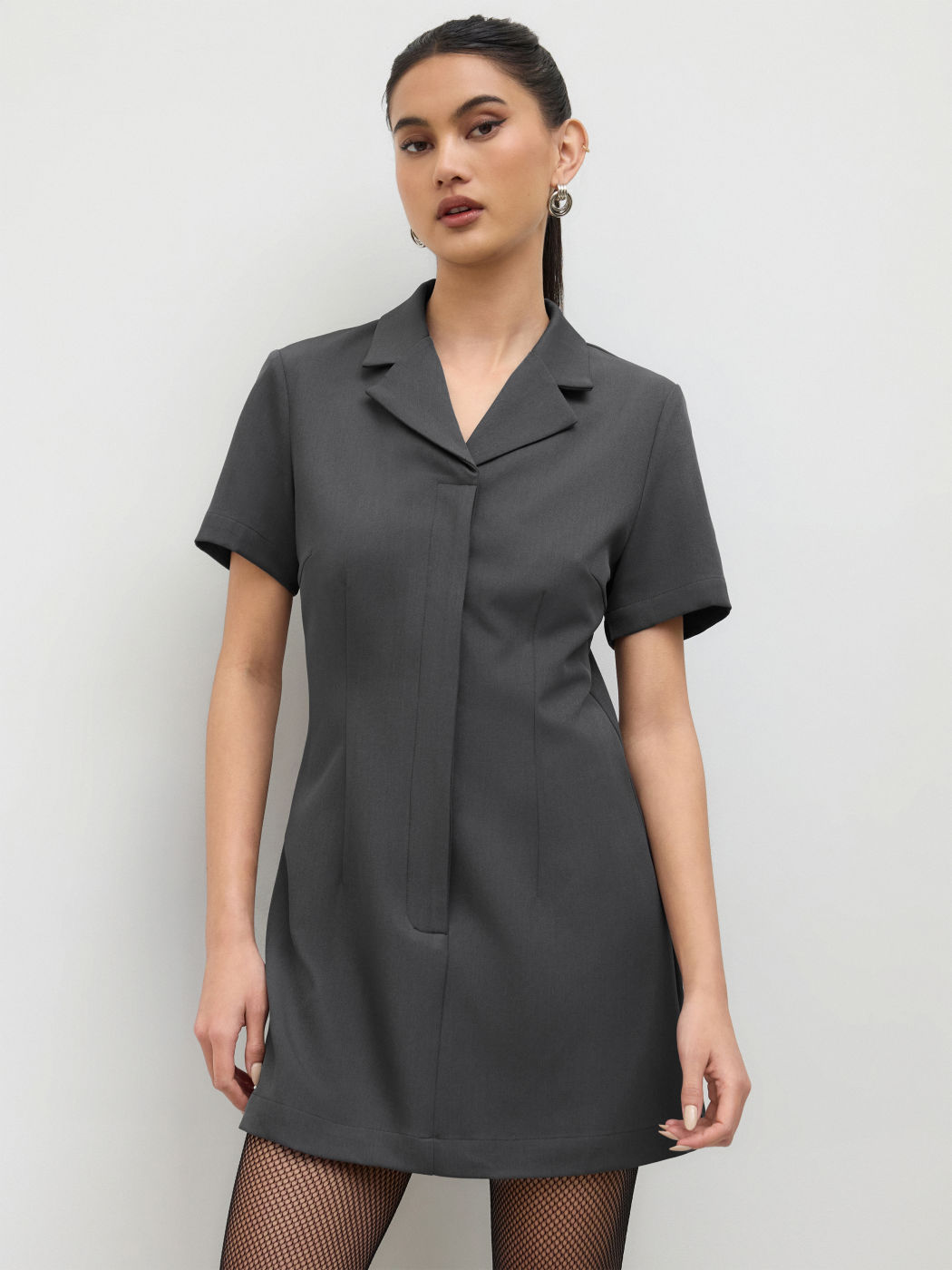 Mini-Kleid mit Einschnittkragen und Knöpfen