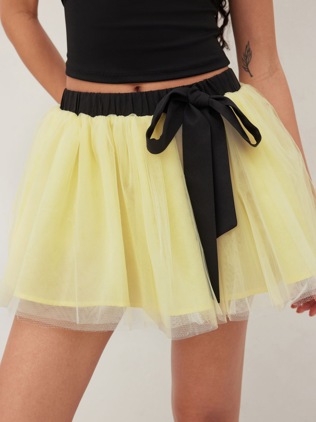 Minigonna in tulle con fiocco a rete a metà altezza