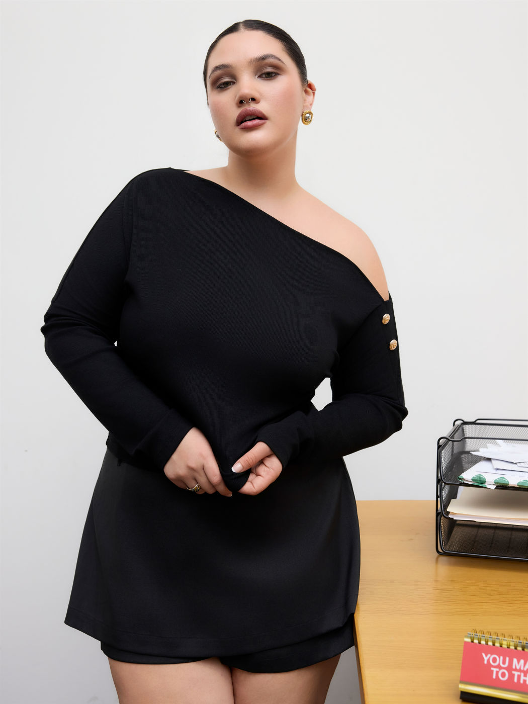 Asymmetrischer Hals mit Knopfdetails, geruchtes Oberteil Kurve & Plus