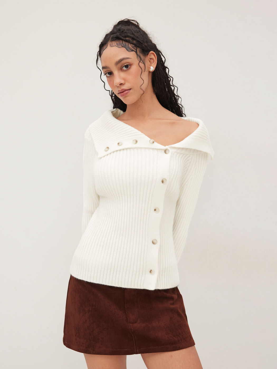 Strickpullover mit asymmetrischer Kragenlinie und Knöpfen