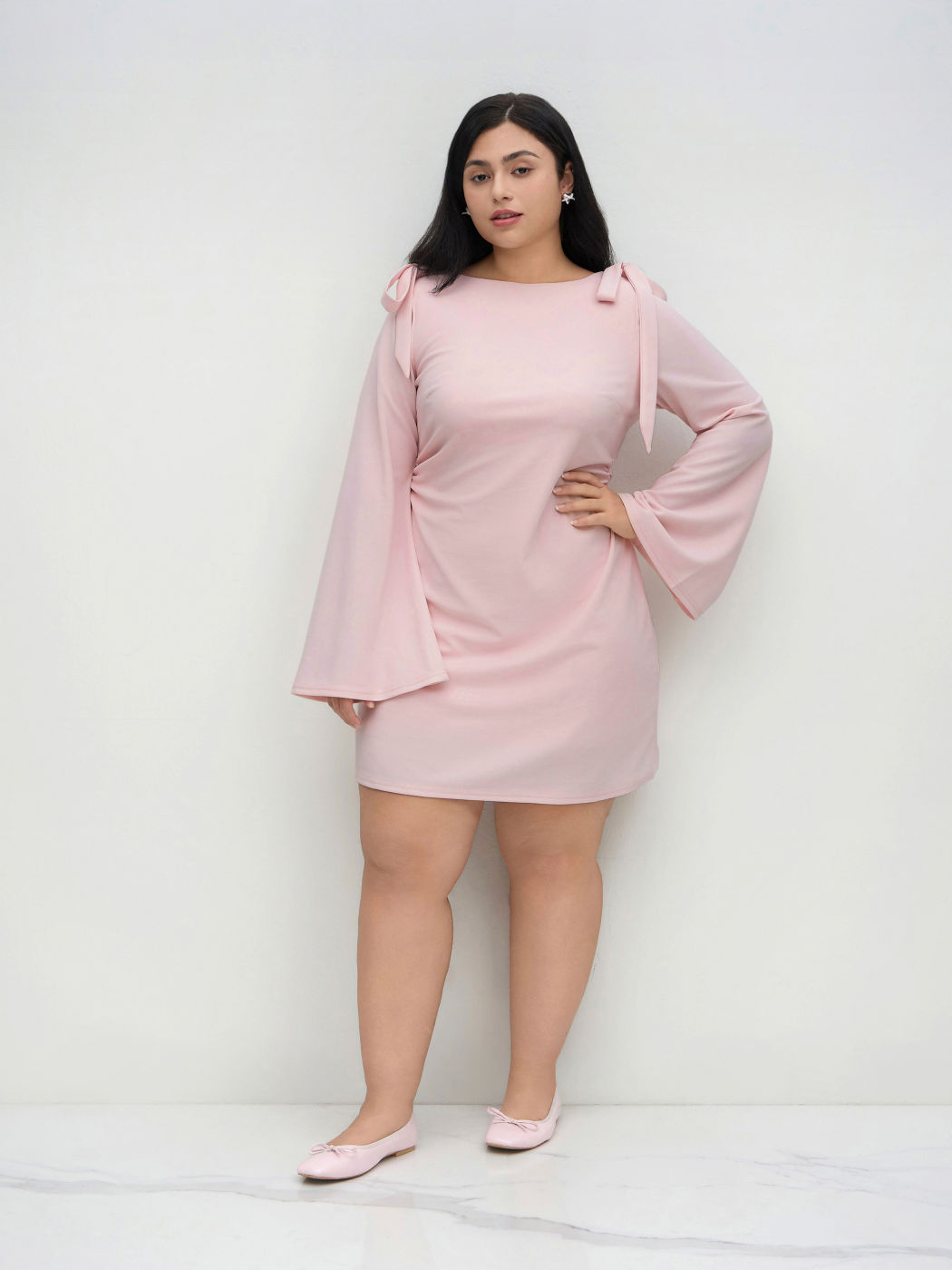 Mini-Kleid mit Bootshals, Schleife und Falten Kurve & Plus