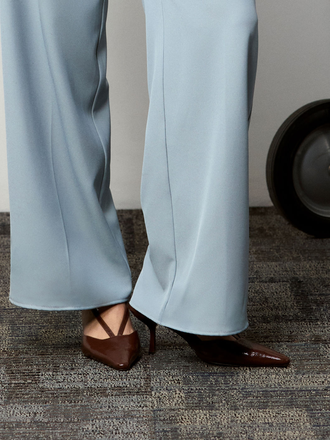 Spitztoeige, geschmiedete Nachahmungsleder-Slingback-Höheels