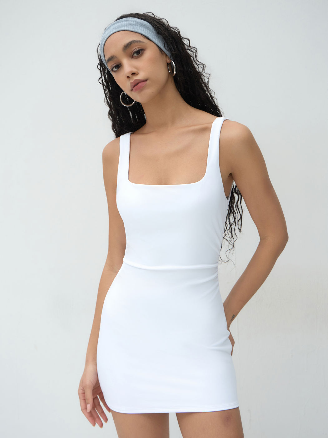 Kontur zweischichtiges Mini-Kleid mit quadratischem Halsrand und Rüschen