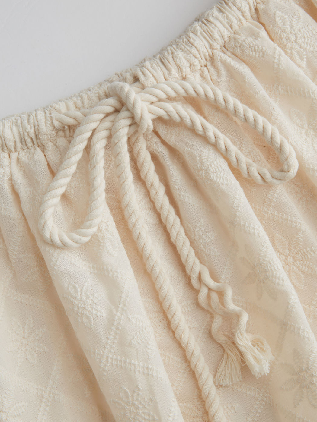 Baumwoll-Mini-Skirt mit mittlerem Bund, Stickerei und elastischem Bund