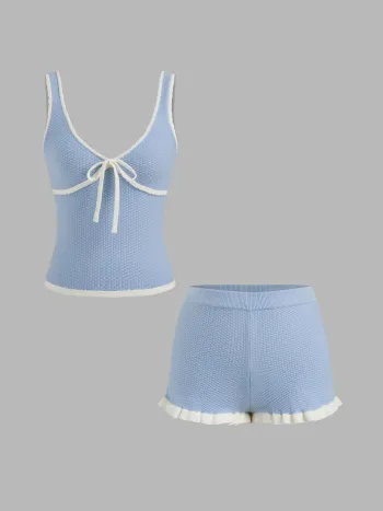 Strick-Sweetheart-Top mit Kontrastborten und Schleife & Set mit Mikro-Shorts und aufgerissener Taillierung