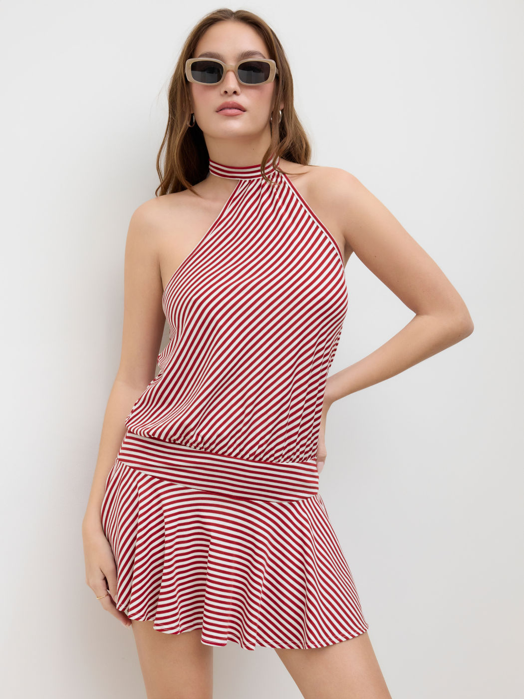 Halterhals-Streifen-Rüschen-Minikleid mit Schal