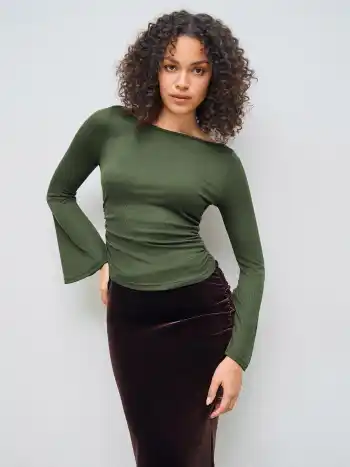Langärmliges T-Shirt mit Bootshals und elastischen Falten, einfarbig