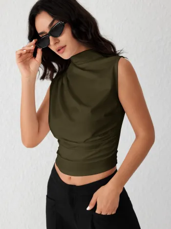 Asymmetrisches hochkragiges geriffeltes Crop Top