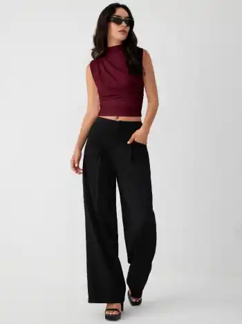 Crop Top de cuello alto asimétrico y estampado